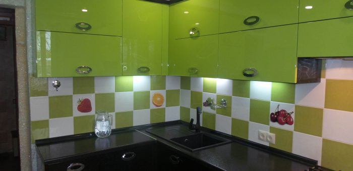 Кухонный гарнитур. Зеленые фасады+Черные