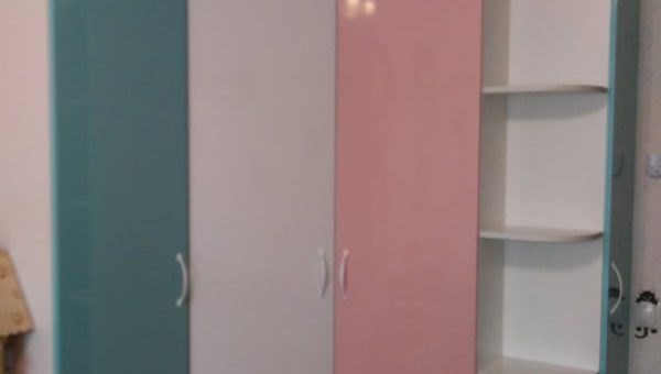 Угловой разноцветный шкаф