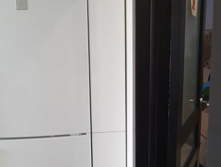 Шкаф у холодильника