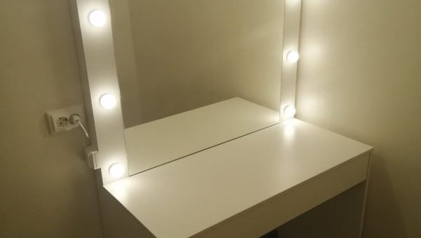 Туалетный стол с лампами