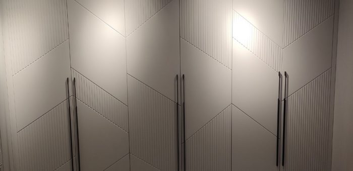 Шкаф с диагональной фрезеровкой